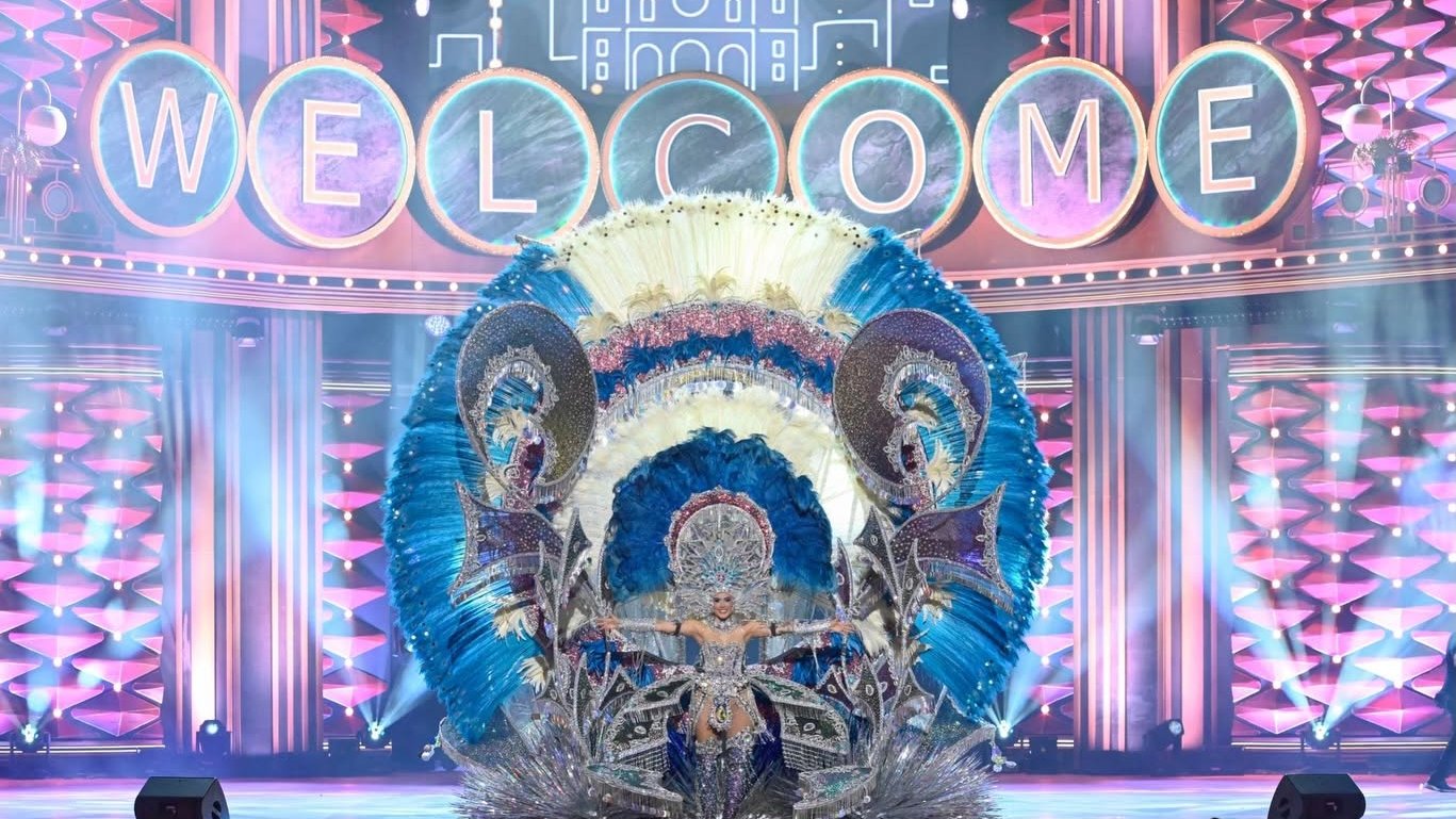 Reine du carnaval en costume monumental à plumes sur la scène du carnaval de Las Palmas de Gran Canaria