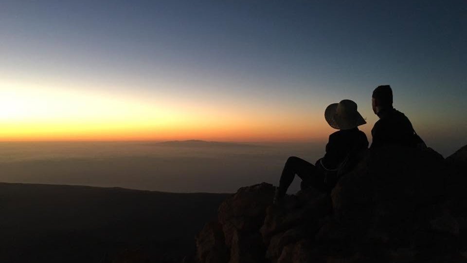 Silhouette d'un couple contemplant le coucher de soleil depuis le sommet du Teide, Tenerife