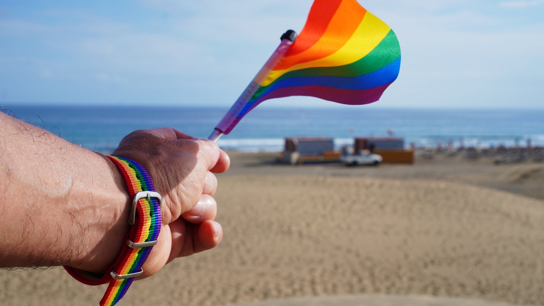 Drapeau arc-en-ciel flottant face à la plage de Maspalomas, Gran Canaria