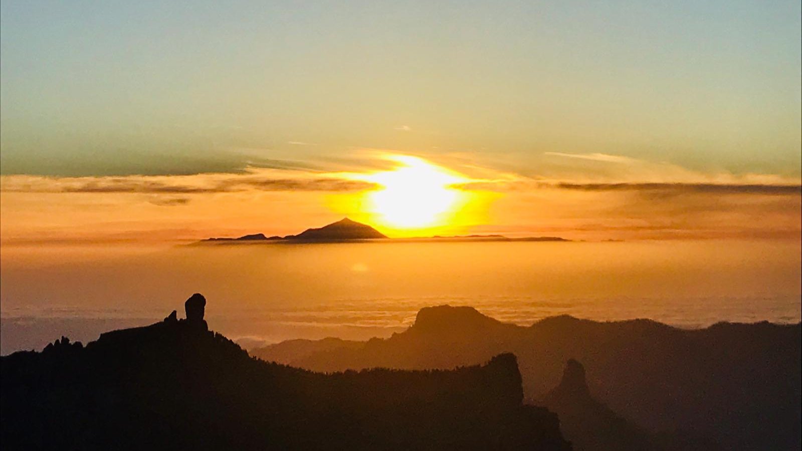 Le Roque Nublo au coucher du soleil, avec le Teide se découpant à l'horizon