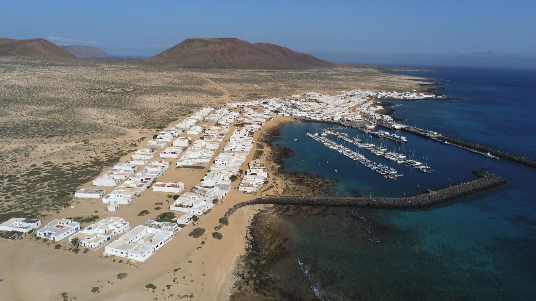Vue aérienne du village blanc et du port de Caleta del Sebo à La Graciosa