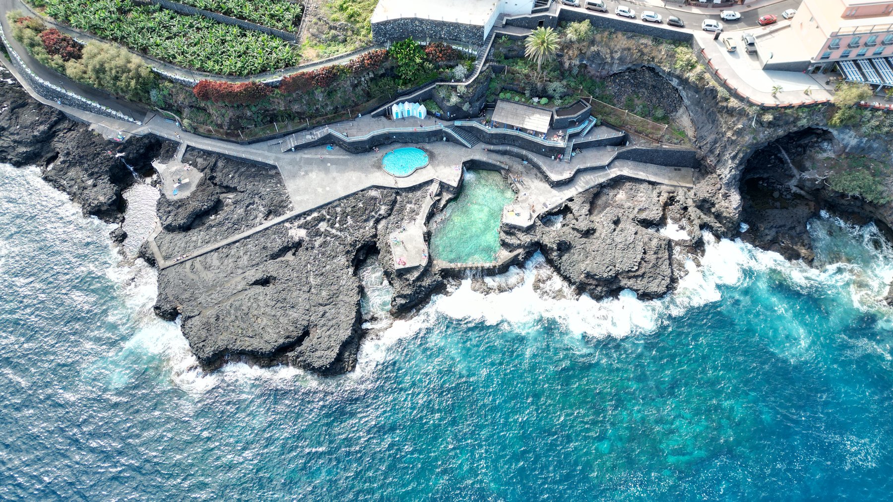 Piscines naturelles volcaniques face à l'océan à La Palma