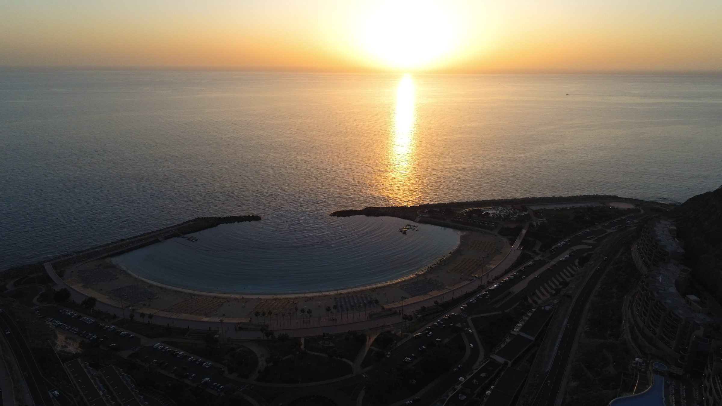 Piscine naturelle en crique aménagée à Gran Canaria au coucher du soleil
